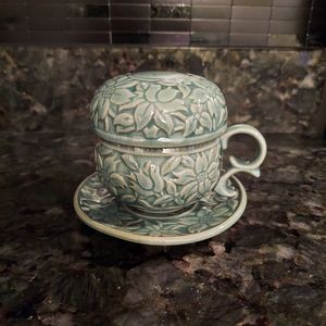 Set of 2 mugs with lid and saucer